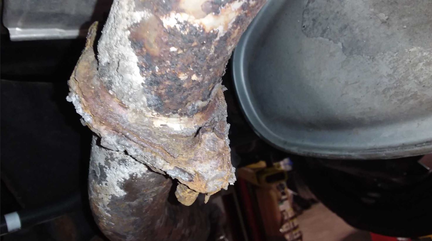 Rusted Exhaust Pipe | Lou's Car Care Center, Inc.